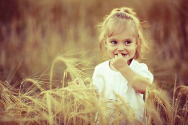 Tarladaki küçük kız