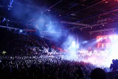 kalabalık bir rock konserinde
