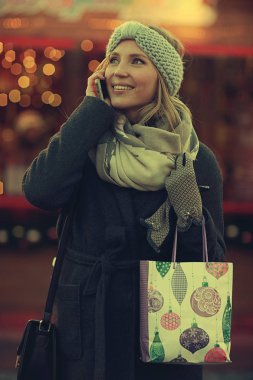 Neşeli kadın telefonda konuşuyor.