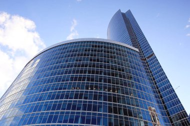 Şehir içinde modern gökdelenler