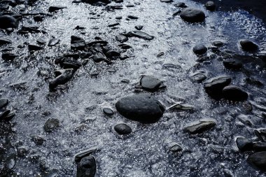 buzlu su içinde çakıl