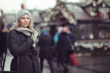 kış giysileri içinde bir kadın