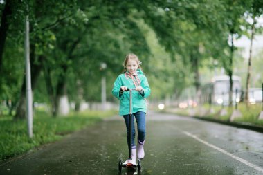 Bahar yağmur altında sevimli kız