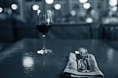 masa örtüsü üzerinde hizmet çatal bıçak takımı