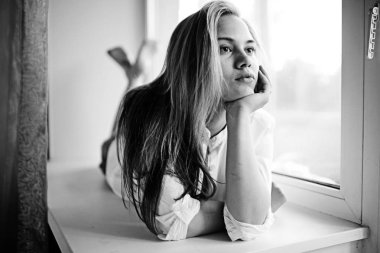 genç kadın bir pencere üzerinde yalan