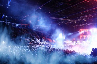 kalabalık bir rock konserinde