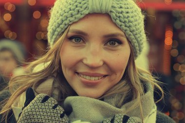 Güzel bir kadın selfie çekiyor.