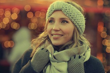 kış giysileri içinde bir kadın