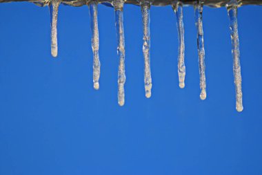 buz sarkıtları mavi Berrak gökyüzü üzerinde