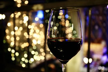 Bir bardak kırmızı şarap hizmet