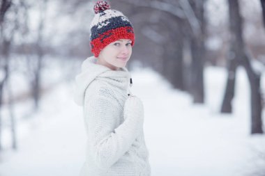 kısa saçlı genç kadın Park 