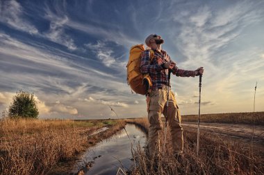 adam gezgin bir sırt çantası ile