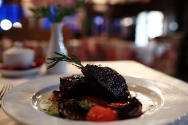 Restoranda garson tablo