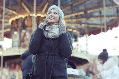 kış giysileri içinde bir kadın