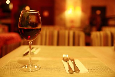 masa örtüsü üzerinde hizmet çatal bıçak takımı