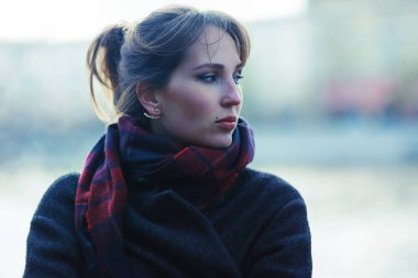 Kışın güzel kadın