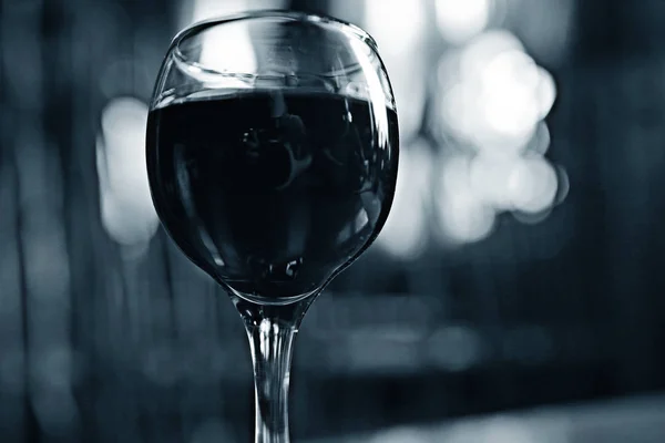 Serwujemy kieliszek czerwonego wina — Zdjęcie stockowe