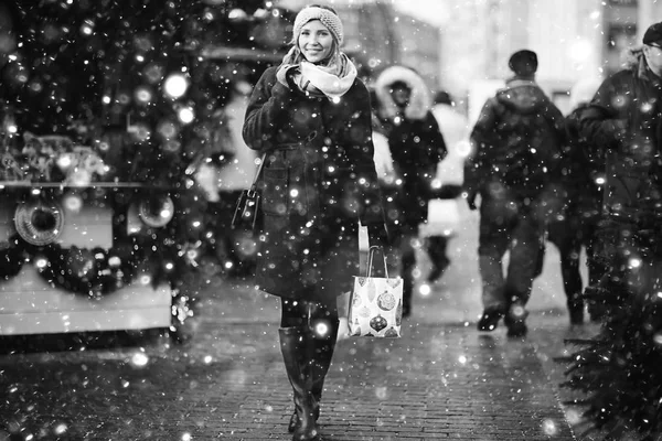 Dziewczyna na zimowy spacer w mieście — Zdjęcie stockowe