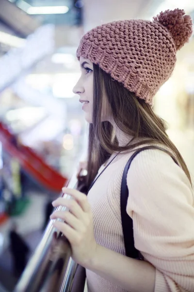 Menina andando no shopping — Fotografia de Stock