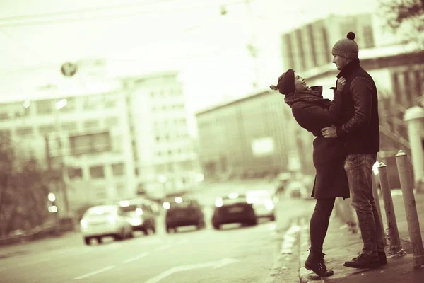 Пара прогулок по городской улице — стоковое фото