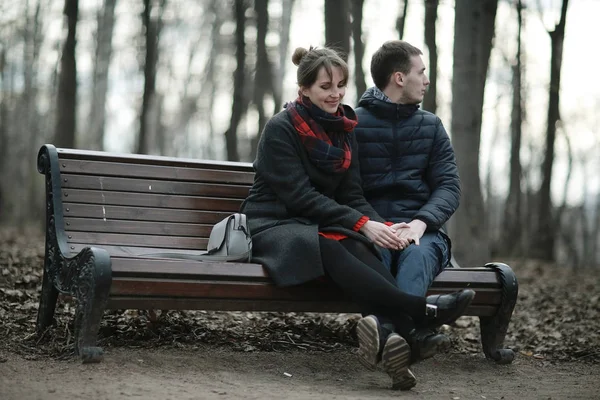 Unga älskare promenader i city — Stockfoto