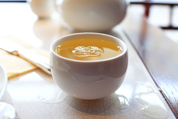 Servir la cérémonie du thé — Photo