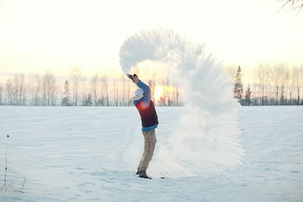 Hombre arrojando nieve sobre sí mismo — Foto de Stock