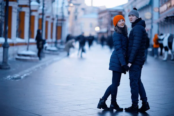 Couple marchant dans les rues de Moscou — Photo