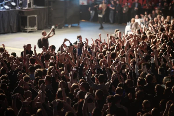 Толпа на рок-концерте — стоковое фото
