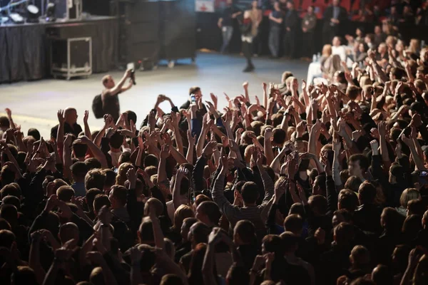 Tömeg egy rock koncerten — Stock Fotó