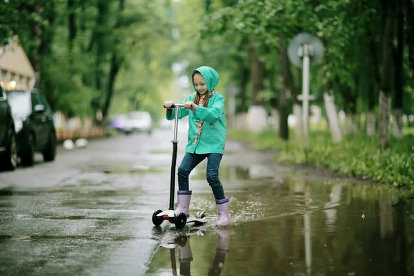 Ragazza giocare all'aperto dopo la pioggia — Foto Stock