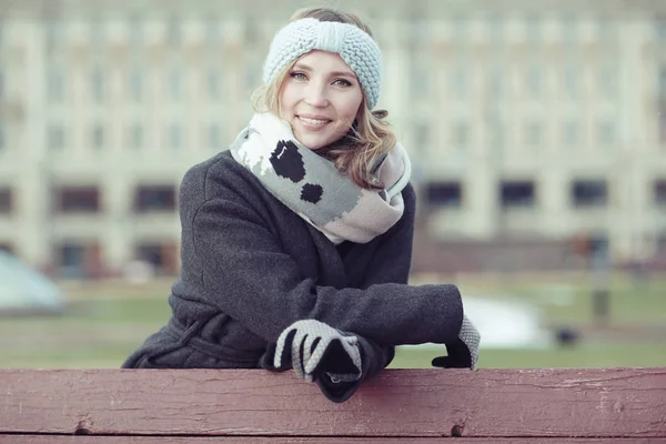 Femme rêveuse dans la ville d'hiver — Photo