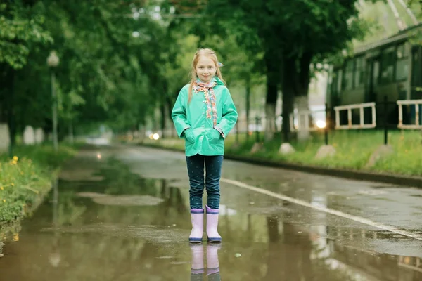 女孩玩下春天的雨 — 图库照片