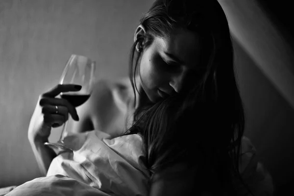 Wanita memegang gelas anggur — Stok Foto