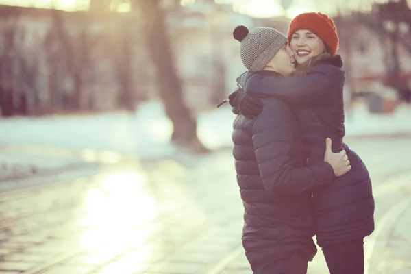 도시를 걷고 있는 젊은 부부 — 스톡 사진