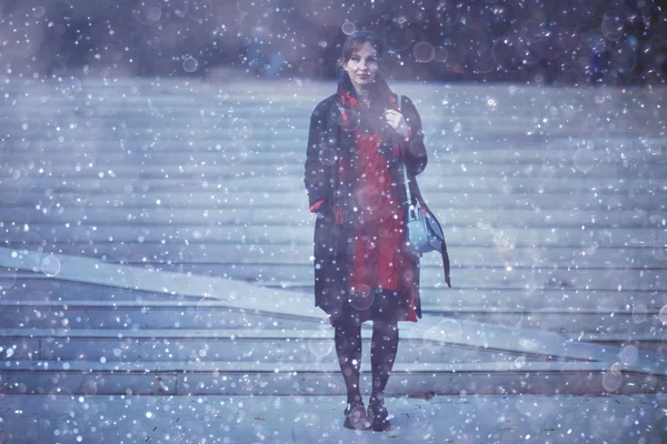 Jeune femme dans une ville d'hiver — Photo