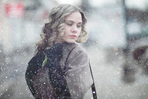 Menina vestindo casaco no inverno — Fotografia de Stock