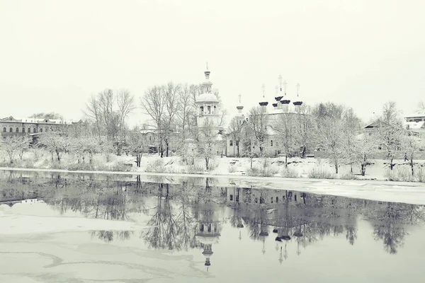 Церковь на берегу реки осенью — стоковое фото