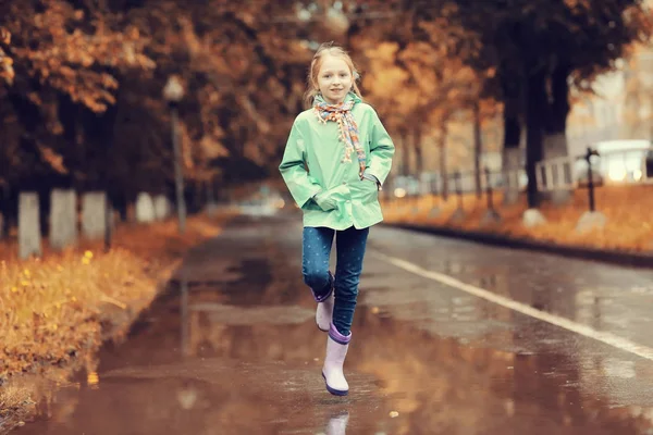 Ragazza in esecuzione nel parco autunnale — Foto Stock