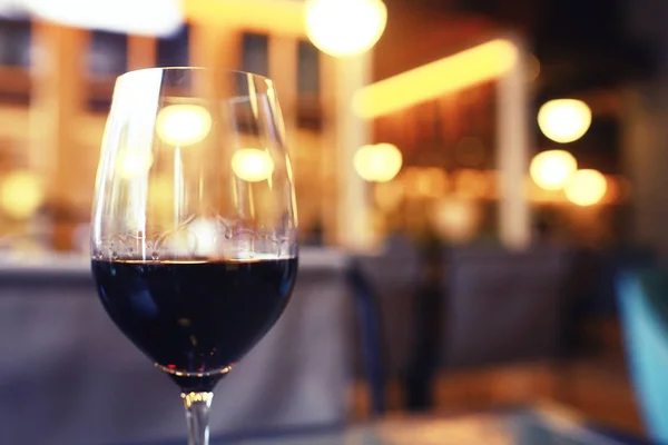 Som serverar ett glas rött vin — Stockfoto