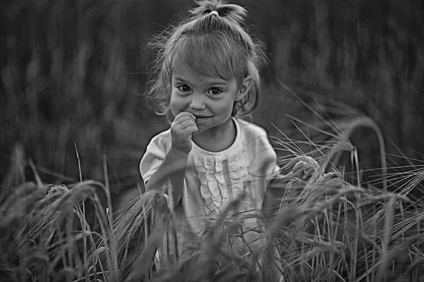 Young female child in a field — Stock Photo, Image