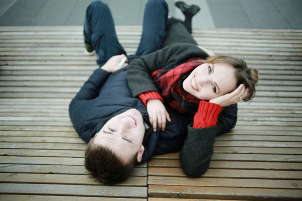 Couple assis sur un banc — Photo