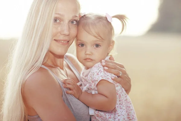 Mor och dotter i fältet — Stockfoto