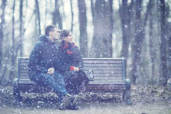 Cuplu așezat pe o bancă — Fotografie, imagine de stoc