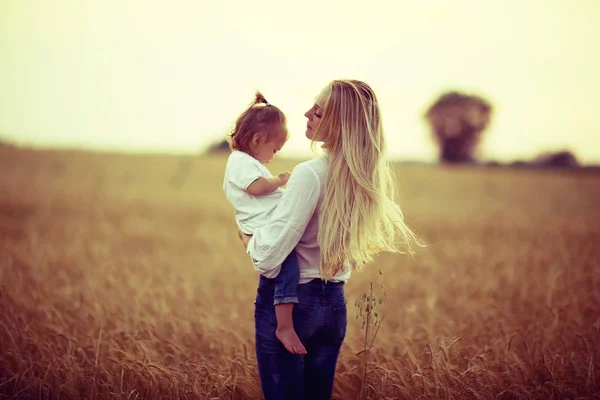 Mor och dotter i fältet — Stockfoto