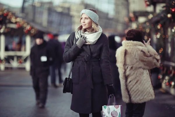 겨울 옷을 입은 여자 — 스톡 사진