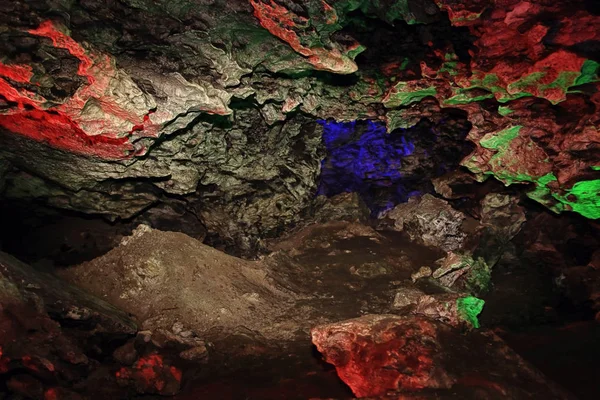 Cueva natural en la montaña — Foto de Stock