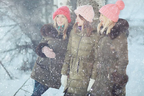 Giovani ragazze che camminano all'aperto — Foto Stock