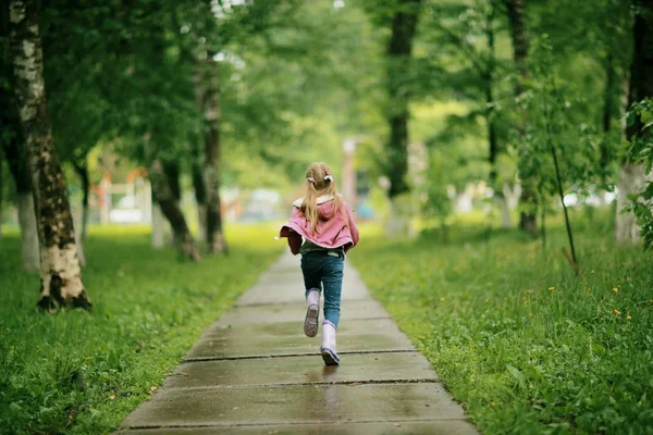 Sonbahar parkta koşan kız — Stok fotoğraf