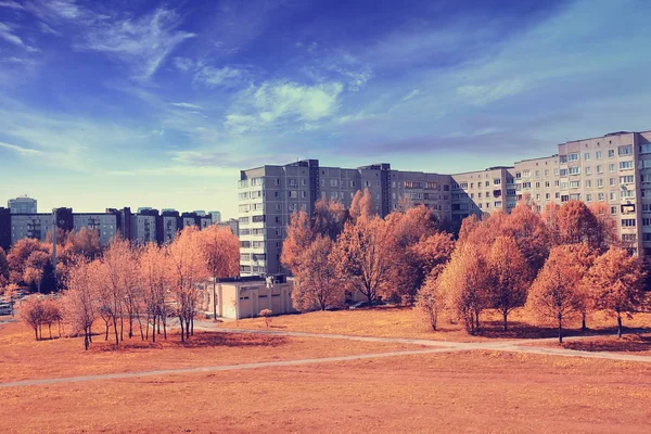 Paisagem ensolarada em um parque da cidade — Fotografia de Stock